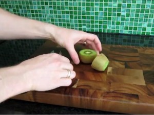 How to peel a kiwi