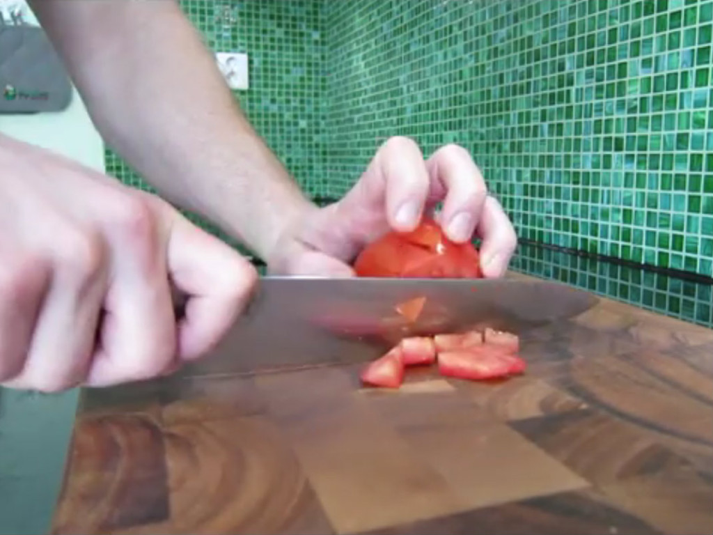 how to chop a tomato