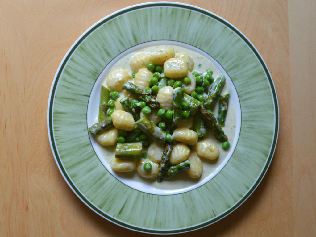 Asparagus gnocchi with creamy blue cheese and peas