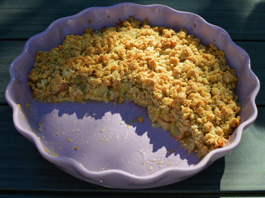 Rhubarb crisp with coconut and almond paste
