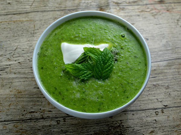 Grön ärtsoppa med mynta Green pea soup with mint