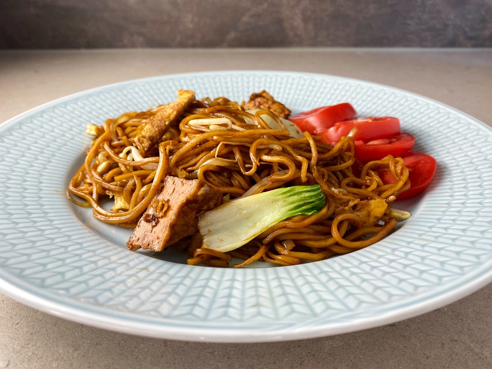 Mie goreng - Indonesian noodle wok