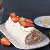 Cake by Mary - Hasselnötsrulltårta med jordgubbar
