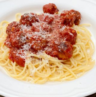 Köttbullar i tomatsås med spagetti