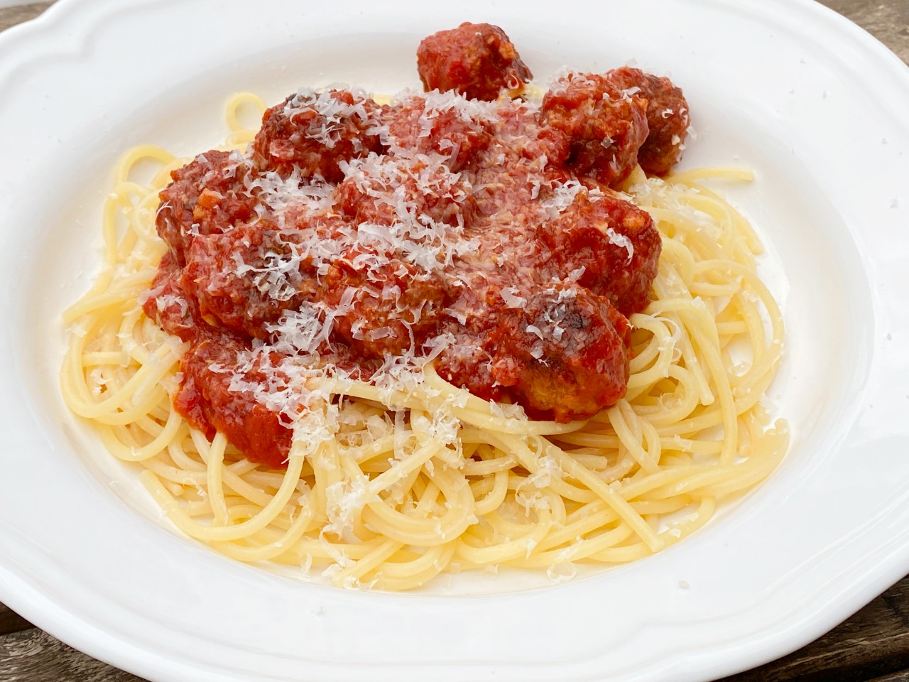 Köttbullar i tomatsås med spagetti