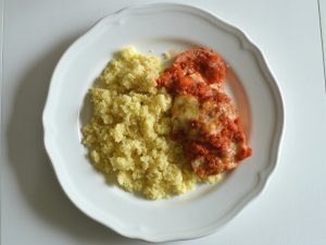 Falukorv och tomat i ugn med couscous