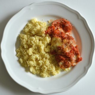 Falukorv och tomat i ugn med couscous