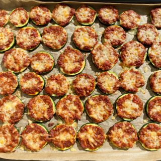 små zucchini pizzor
