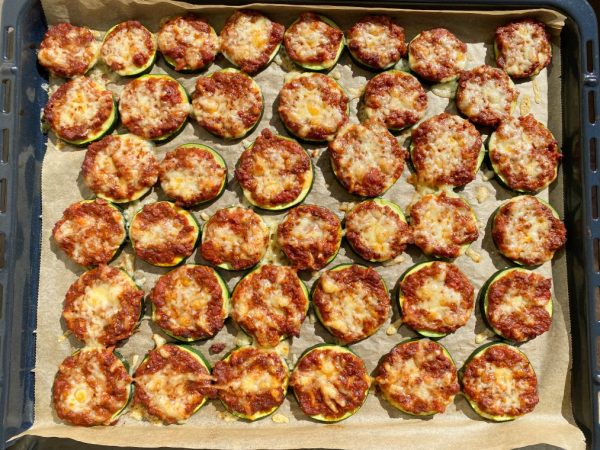 små zucchini pizzor små zucchini pizzor