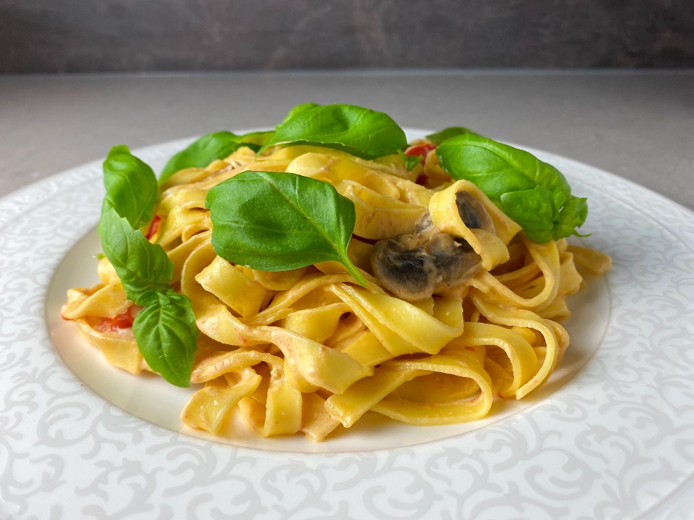 Krämig pasta med svamp, tomater och ädelost