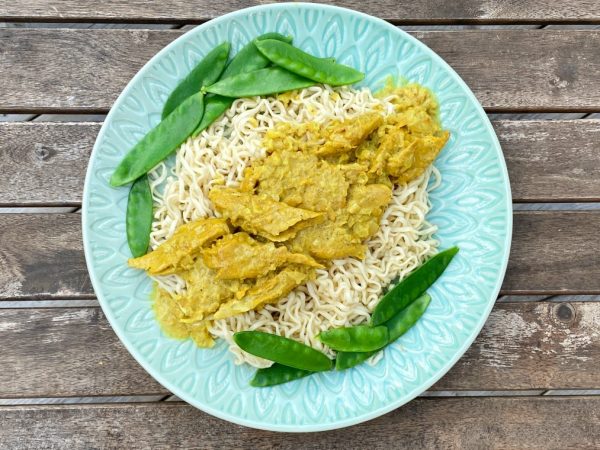Vegetarisk currygryta med äggnudlar och sockerärtor Vegetarisk currygryta med äggnudlar och sockerärtor