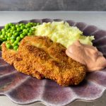 Skinkschnitzel med potatismos och ärtor
