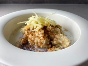 Havregrynsgröt med rivet äpple och kanel