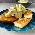 Bakad sötpotatis med curryröra och stekt halloumi