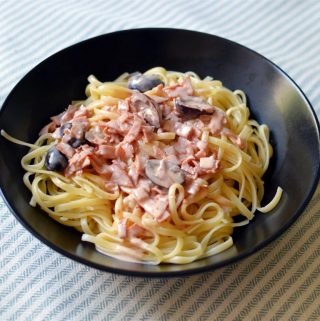 Enkel pasta med oliver och bacon