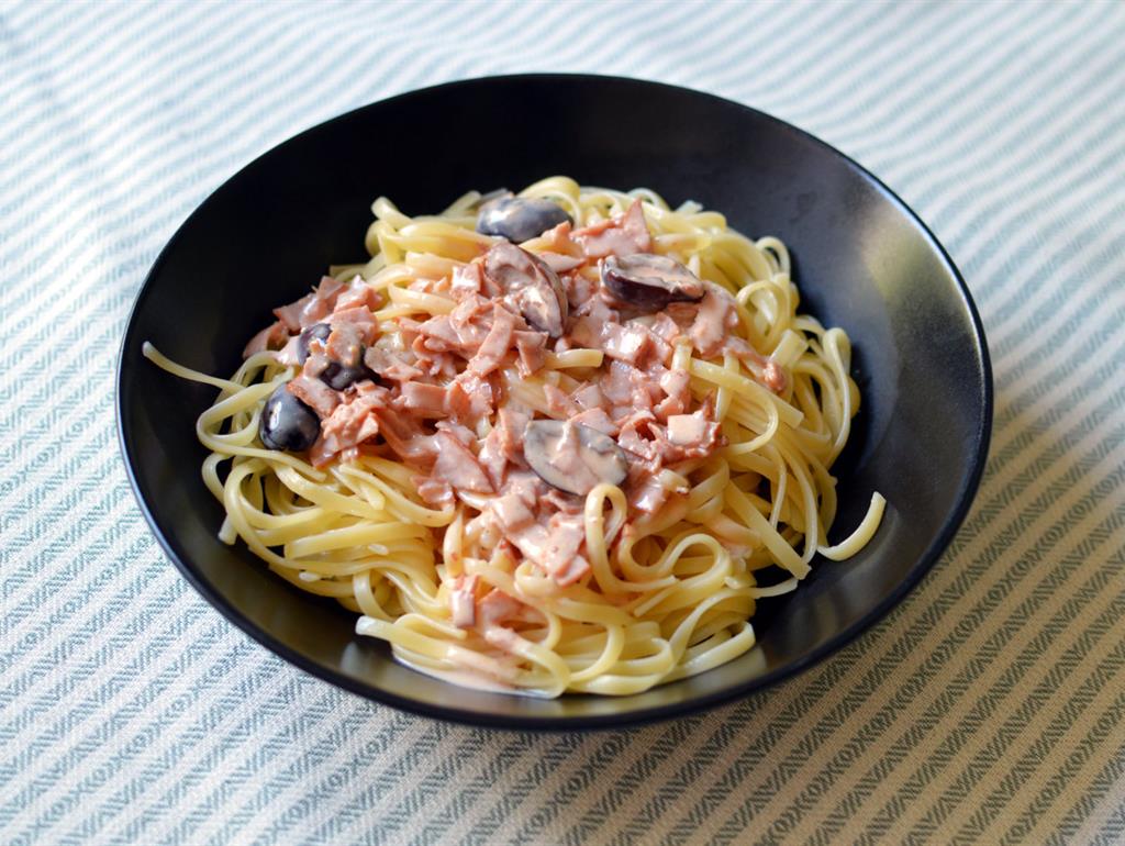 Enkel pasta med oliver och bacon