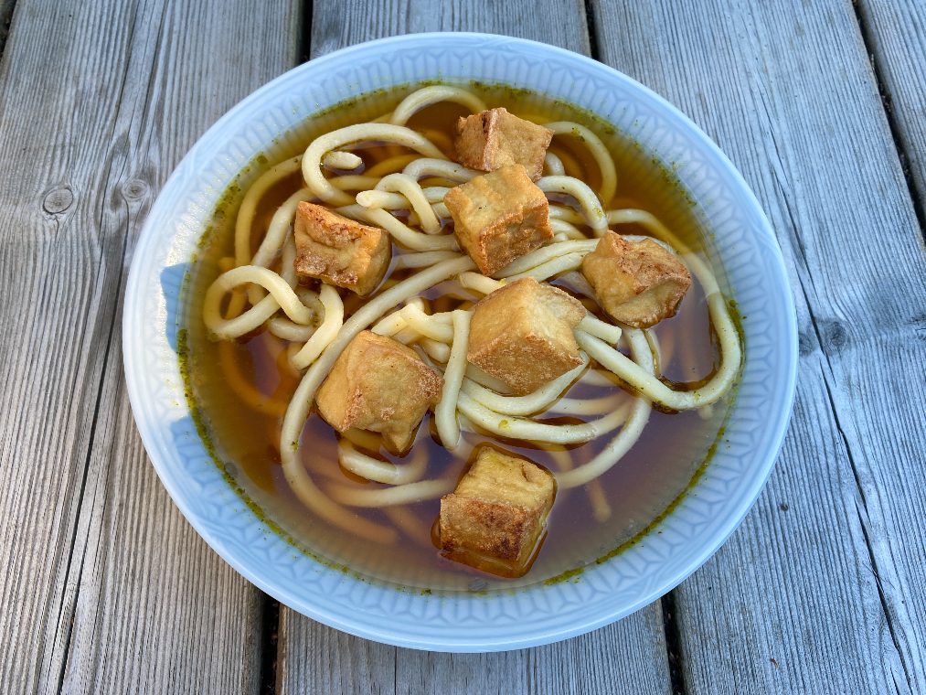 Udon soppa med stekt tofu