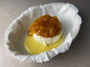 Camembert i ugn med hjortronsylt