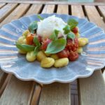 Stekt gnocchi med rostade tomater och burrata