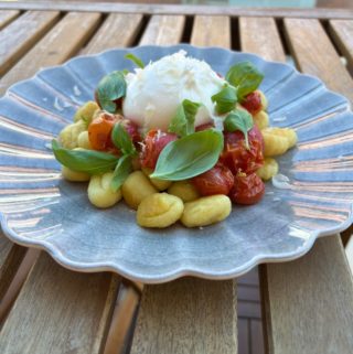 Stekt gnocchi med rostade tomater och burrata