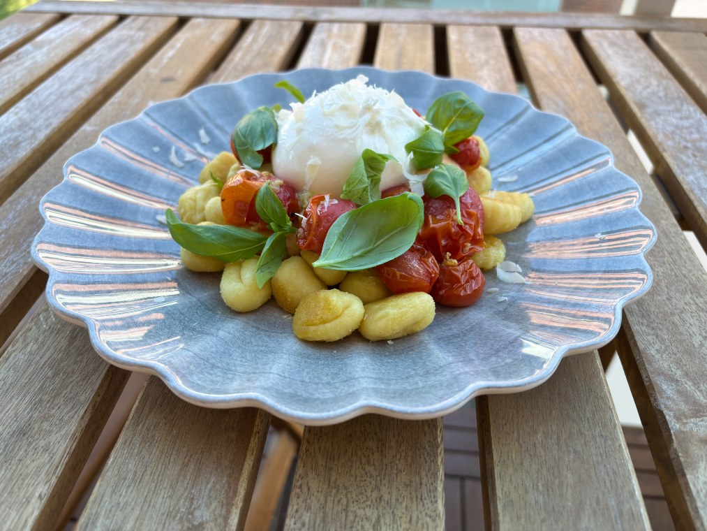 Stekt gnocchi med rostade tomater och burrata